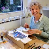 Hier ist sie in ihrem Element: Christiane Artmannselm bemalt eine Butterdose mit einem Eisvogelmotiv.