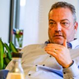 Recklinghausens Landrat Bodo Klimpel sitzt in seinem Büro und gestikuliert im Gespräch.