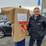 Stephan Bröcker steht an einem mit einem Jute-Sack verhüllten Parkscheinautomaten.