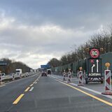 Eine Fotomontage bei der auf der Linken Seite die Fahrspur der Autobahn A52 kurz hinter der Ausfahrt Marl Zentrum zu sehen ist. Auf der rechten Seite des Bildes ist ein Foto von Anton Kurenbach in einer Arbeitsjacke der Autobahn GmbH.