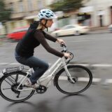 Frau auf einem Elektrorad