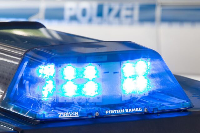 Ein Blaulicht an einem Fahrzeug leuchtet blau.