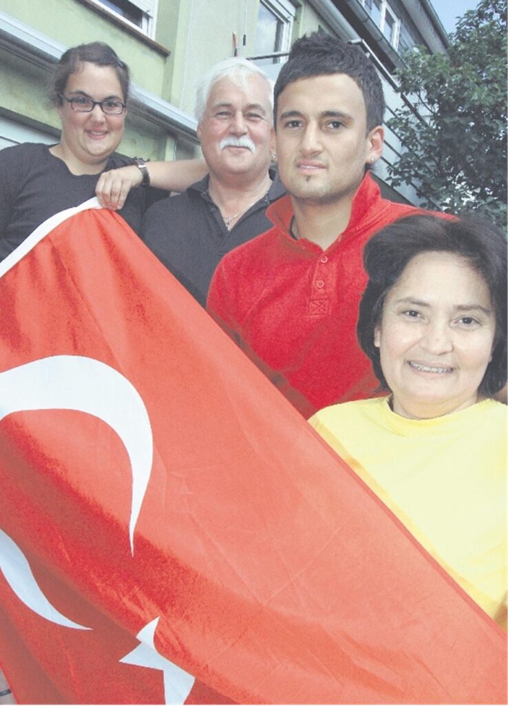 Familie Malkus bei der Europameisterschaft 2008: Gülsah, Reinhard, Deniz und Ruziye Malkus vor dem Spiel der Türkei gegen Deutschland. Familie Malkus bei der Europameisterschaft 2008: Gülsah, Reinhard, Deniz und Ruziye Malkus vor dem Spiel der Türkei gegen Deutschland.