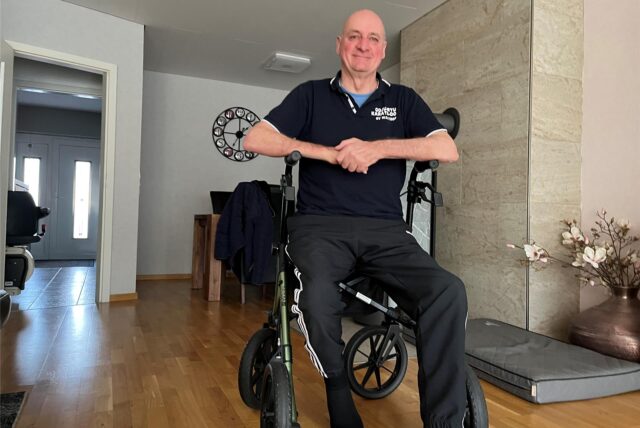 Helmut Strzelecki ist beim Laufen auf einen Rollator angewiesen. „Aber ich beklage mich nicht. Mir geht es gut“, sagt er.