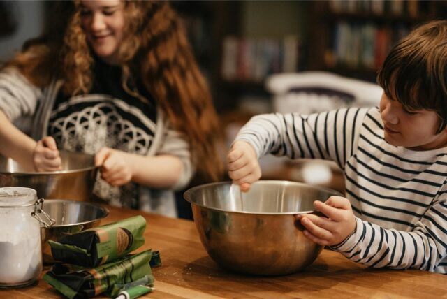 Kinder backen Plätzchen
