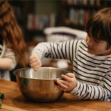 Kinder backen Plätzchen