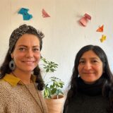 Ines Carralero y Martínez und Dr. Zübeyde Duyar stehen in ihrem Büro.