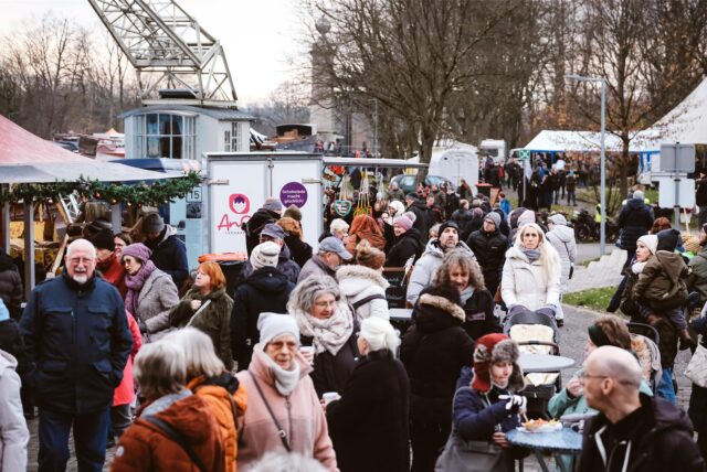 Gäste beim vergangenen Weihnachtsmarkt rund um das Schiffshebewerk.