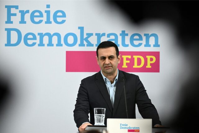 FDP-Generalsekretär Djir-Sarai tritt zurück.
