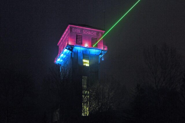 Der grüne Strahl leuchtet wieder über die Altstadt hinweg.