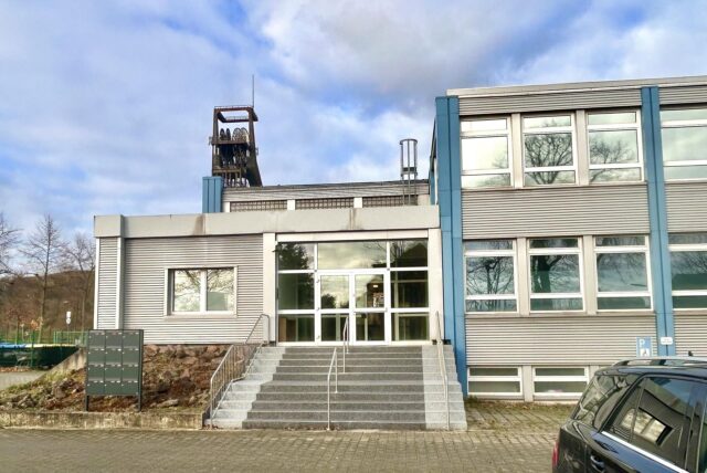 Bürogebäude im Schatten des Förderturmes in Recklinghausen-Hochlarmark