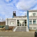 Bürogebäude im Schatten des Förderturmes in Recklinghausen-Hochlarmark