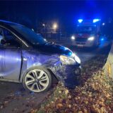 Ein Auto ist gegen einen Baum geprallt.