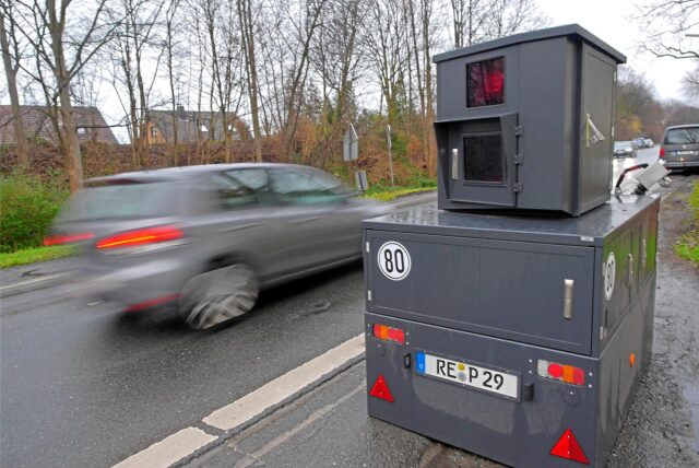 Ein Panzerblitzer steht an einer Straße