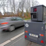 Ein Panzerblitzer steht an einer Straße