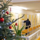 Ein Weihnachtsbaum steht auf dem Flur von einem Gefängnis.