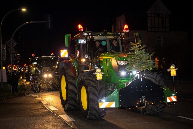 Ein weihnachtlich geschmückter Traktor bei der Lichterfahrt in Haltern.