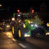 Ein weihnachtlich geschmückter Traktor bei der Lichterfahrt in Haltern.