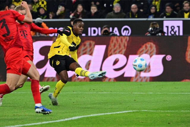Jamie Gittens schießt den Ball ins Tor.