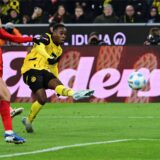Jamie Gittens schießt den Ball ins Tor.