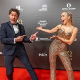 Matze Knop und Nika Krosny-Wosz posieren auf dem roten Teppich bei der Kinderlachen-Gala 2024.