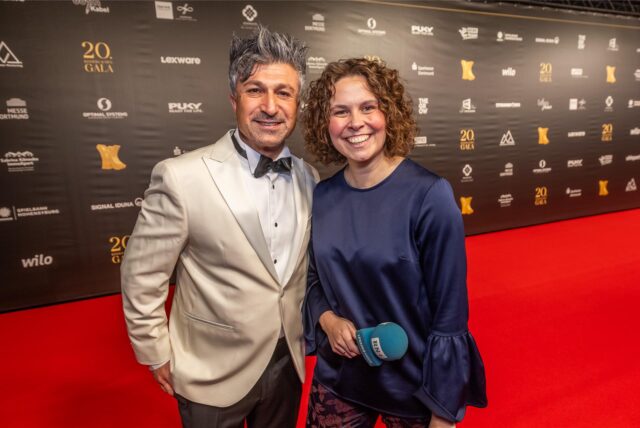 Dortmunds bekannter Lottomillionär Chico steht neben RN-Reporterin Viktoria Degner auf dem roten Teppich bei der Kinderlachen-Gala in Dortmund.