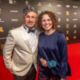 Dortmunds bekannter Lottomillionär Chico steht neben RN-Reporterin Viktoria Degner auf dem roten Teppich bei der Kinderlachen-Gala in Dortmund.