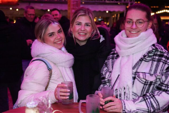Zur Musik von DJ Rizzy feierten Hunderte am Samstag (30.11.2024) auf dem Castroper Marktplatz im Weihnachtsdorf den nahenden Advent.