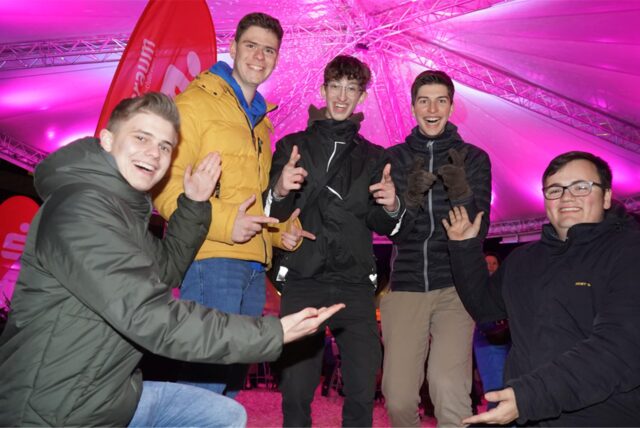 Zur Musik von DJ Rizzy feierten Hunderte am Samstag (30.11.2024) auf dem Castroper Marktplatz im Weihnachtsdorf den nahenden Advent.