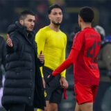 Nuri Sahin klatscht mit Jamal Musiala ab.