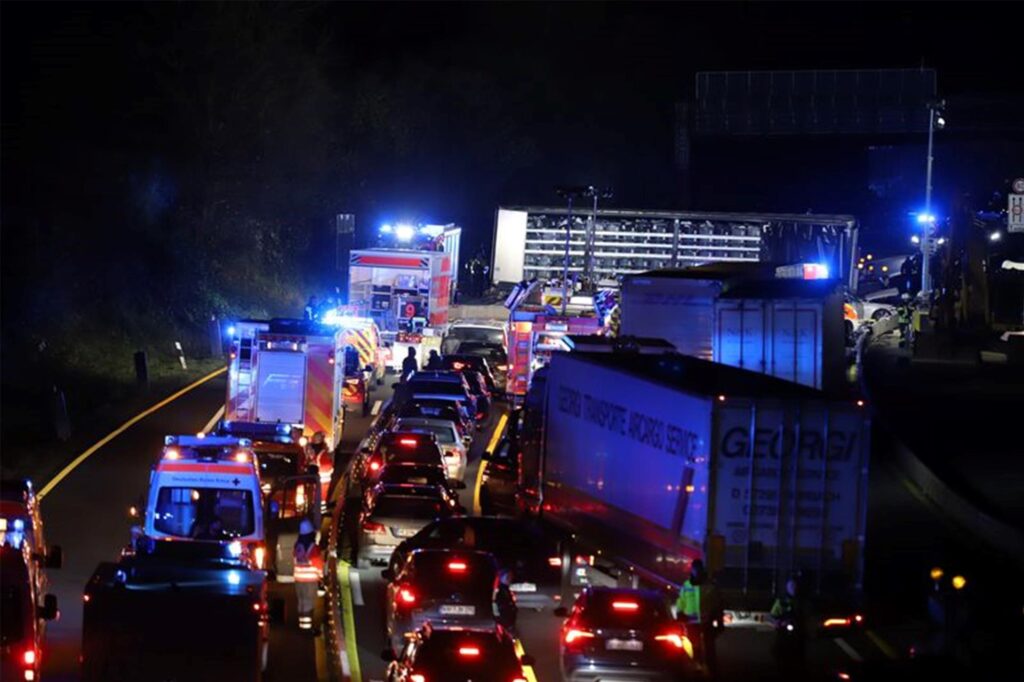 Die Unfallstelle auf der A1. Die Unfallstelle auf der A1.