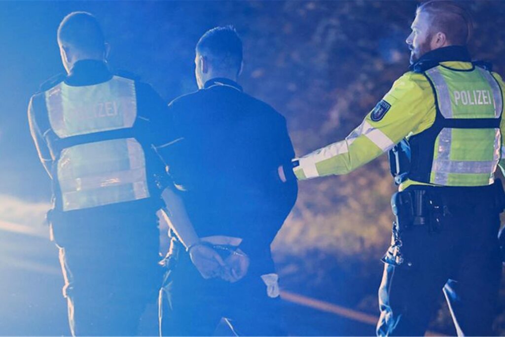 Polizisten nehmen einen Lastwagenfahrer (M) auf der Autobahn 1 bei Hagen in Gewahrsam. Bei der Chaosfahrt eines Lastwagens über mehrere Autobahnen in Nordrhein-Westfalen sind mehrere Menschen schwer verletzt worden, wie die Polizei mitteilte. (zu dpa: «Weitere Ermittlungen nach Lkw-Chaosfahrt mit 26 Verletzten») Polizisten nehmen einen Lastwagenfahrer (M) auf der Autobahn 1 bei Hagen in Gewahrsam. Bei der Chaosfahrt eines Lastwagens über mehrere Autobahnen in Nordrhein-Westfalen sind mehrere Menschen schwer verletzt worden, wie die Polizei mitteilte. (zu dpa: «Weitere Ermittlungen nach Lkw-Chaosfahrt mit 26 Verletzten»)