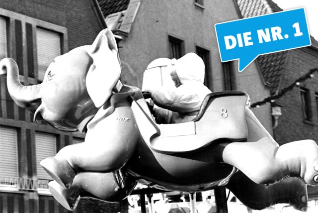 Ein Kind fährt mit dem Karussell auf dem Nikolausmarkt in Haltern.