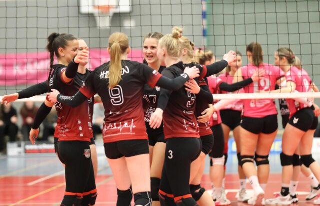 Die Damen Regionalliga Mannschaft des TuS Herten steht bei Derby gegen DJK Sportfreunde Datteln geschlossen im Kreis.