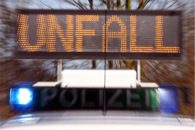 Ein Unfallschild auf einem Streifenwagen.