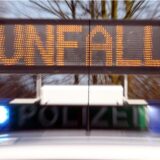 Ein Unfallschild auf einem Streifenwagen.