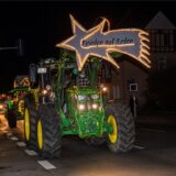 Leuchtende Trecker fahren bei der Lichterfahrt durch Haltern