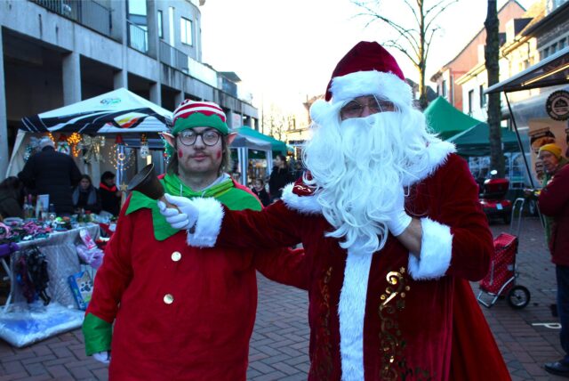 Nikolaus alias Michael Blex in Begleitung eines Elfs (Sohn Fabian).