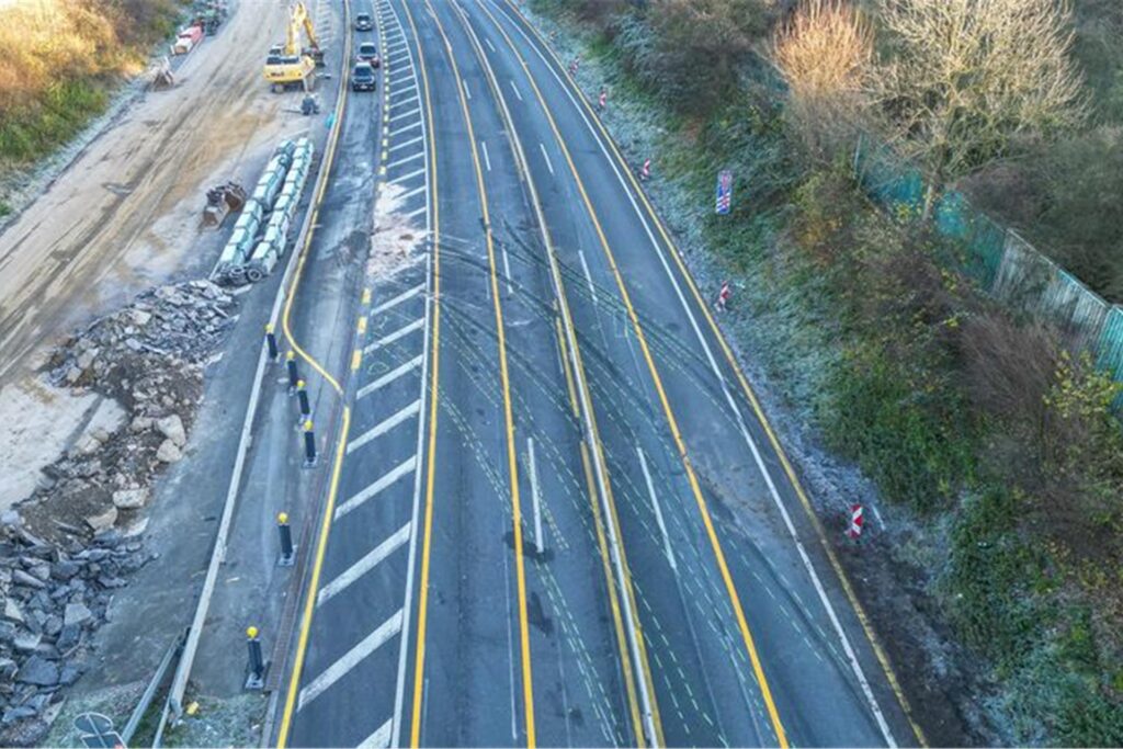 Markierungen auf der Fahrbahn deuten auf die Unfallstelle eines Lastwagens hin auf der Autobahn 1 bei Hagen. Markierungen auf der Fahrbahn deuten auf die Unfallstelle eines Lastwagens hin auf der Autobahn 1 bei Hagen.