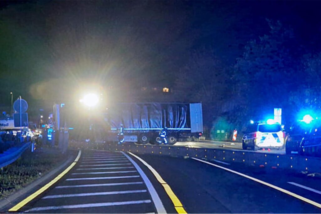 Ein Lastwagen steht auf der Autobahn 1 bei Hagen an der Unfallstelle.