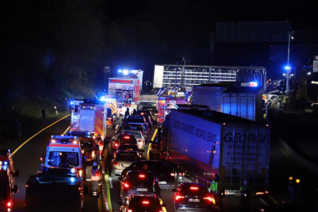 Ein Lastwagen (hinten) steht auf der Autobahn 1 bei Hagen an der Unfallstelle während sich ein Stau gebildet hat.