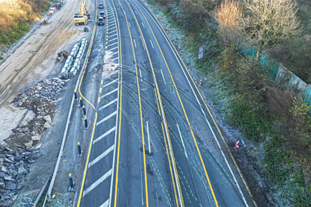 Markierungen auf der Fahrbahn deuten auf die Unfallstelle eines Lastwagens hin auf der Autobahn 1 bei Hagen.