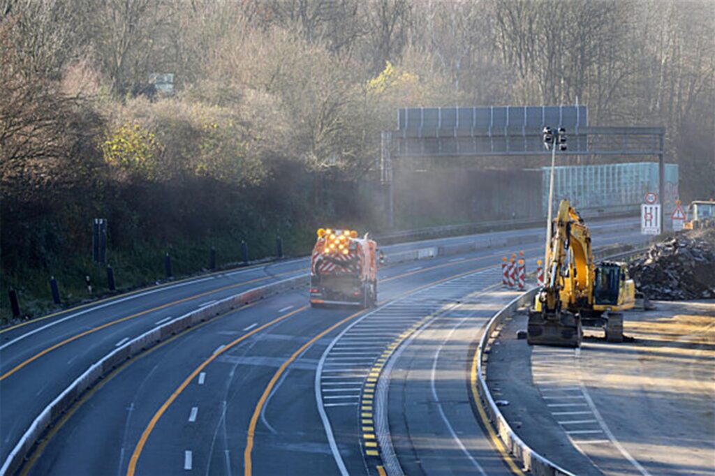 Eine Kehrmaschine der Autobahn GmbH beseitigt auf der Fahrbahn liegende Trümmer.