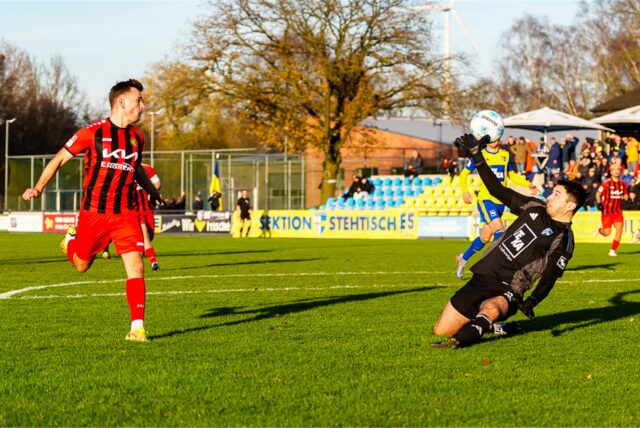 Hier überlupft Arda Nebi den Vredener Oberliga-Debütanten Noel Oellerich zum 0:1.