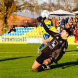 Hier überlupft Arda Nebi den Vredener Oberliga-Debütanten Noel Oellerich zum 0:1.