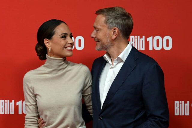 Christian Lindner und Franca Lehfeldt stehen bei einer Veranstaltung vor einer Fotowand.