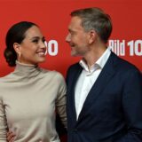 Christian Lindner und Franca Lehfeldt stehen bei einer Veranstaltung vor einer Fotowand.