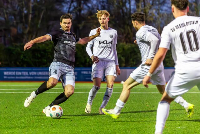 Der FC Brünninghausen (schwarze Trikots) steht punktgleich mit dem Spitzenreiter TSG Sprockhövel auf dem zweiten Platz der Westfalenliga 2.