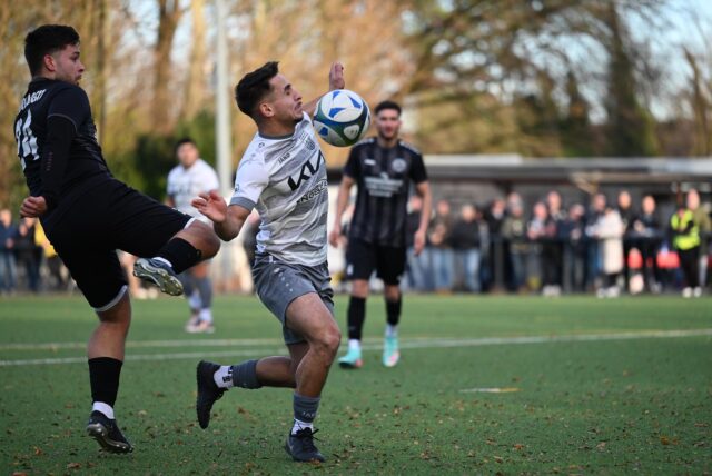 Steht bei 13 Saisontoren: Meckinghovens Top-Torjäger Burak Umar (r.).