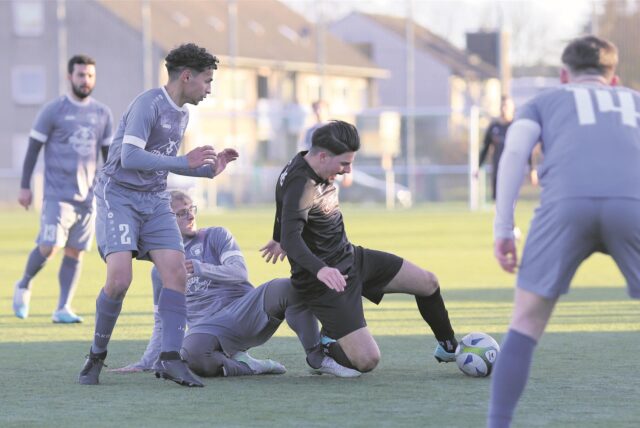 Okan Saritas (FC 96 Recklinghausen, am Ball) im Zweikampf
